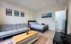 Modern Studio Flat With Balcony In Heart Of London